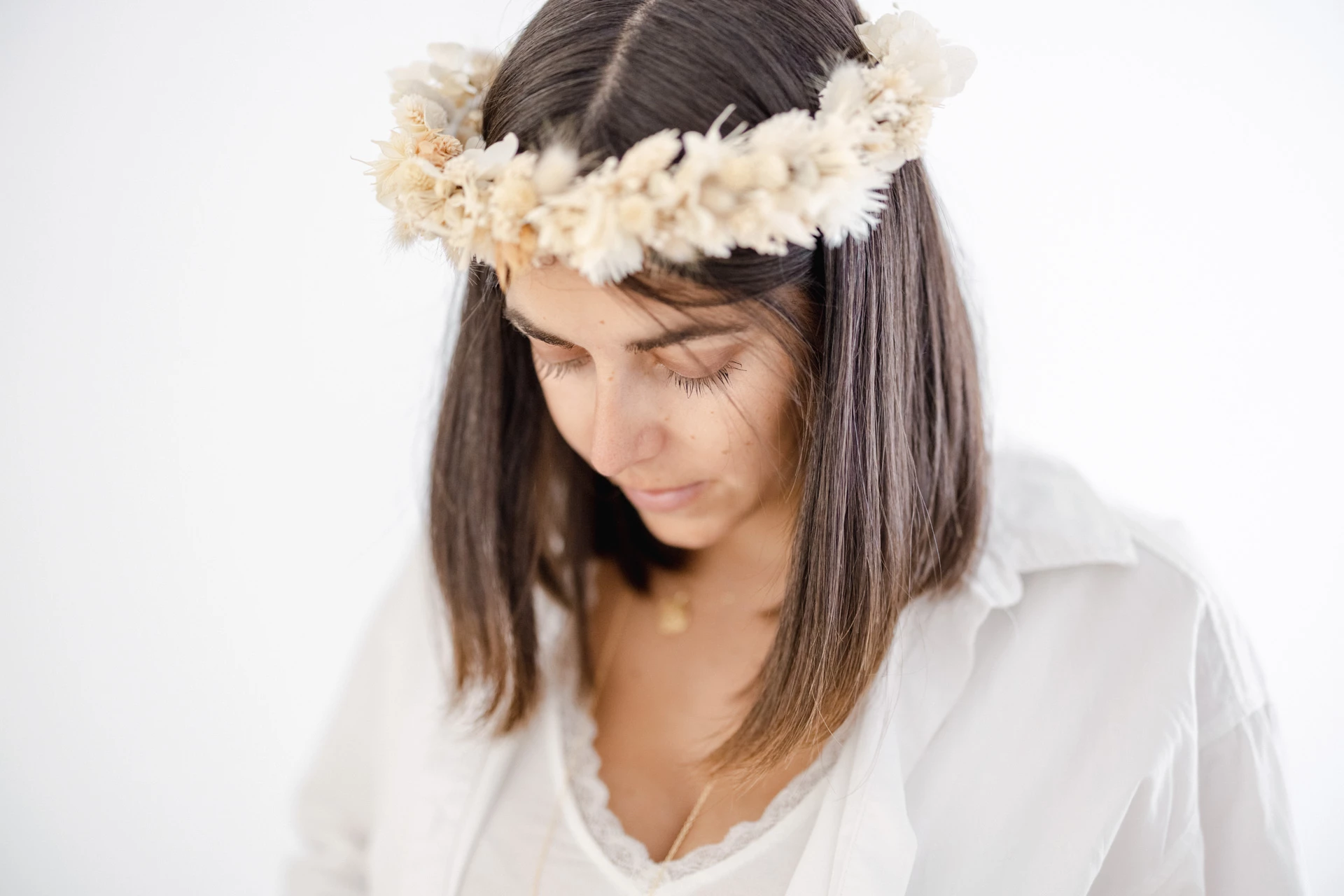 bandeau pétale cheveux longs couronne beige